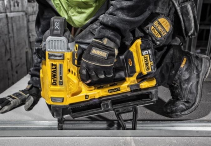 Detalj magazina klamerice DeWalt DCN890P2